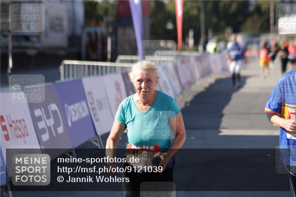 03.10.2025 - Köhlbrandbrückenlauf Jannik Wohlers http://msf.ph/oto/9121039 03.10.2025 13:36:06 Ziel 4972, 5158, 6670 meine-sportfotos.de