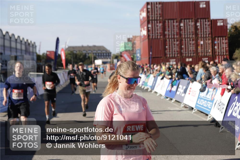 03.10.2025 - Köhlbrandbrückenlauf Jannik Wohlers http://msf.ph/oto/9121041 03.10.2025 13:04:26 Ziel 4055, 4117, 4198, 4297, 4494, 4665, 4836, 4995, 5055, 6018, 6038, 6250, 6251, 6723, 6724 meine-sportfotos.de