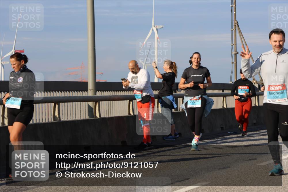 03.10.2025 - Köhlbrandbrückenlauf Strokosch-Dieckow http://msf.ph/oto/9121057 03.10.2025 09:56:19 Position 2 1937, 3602, 3661 meine-sportfotos.de