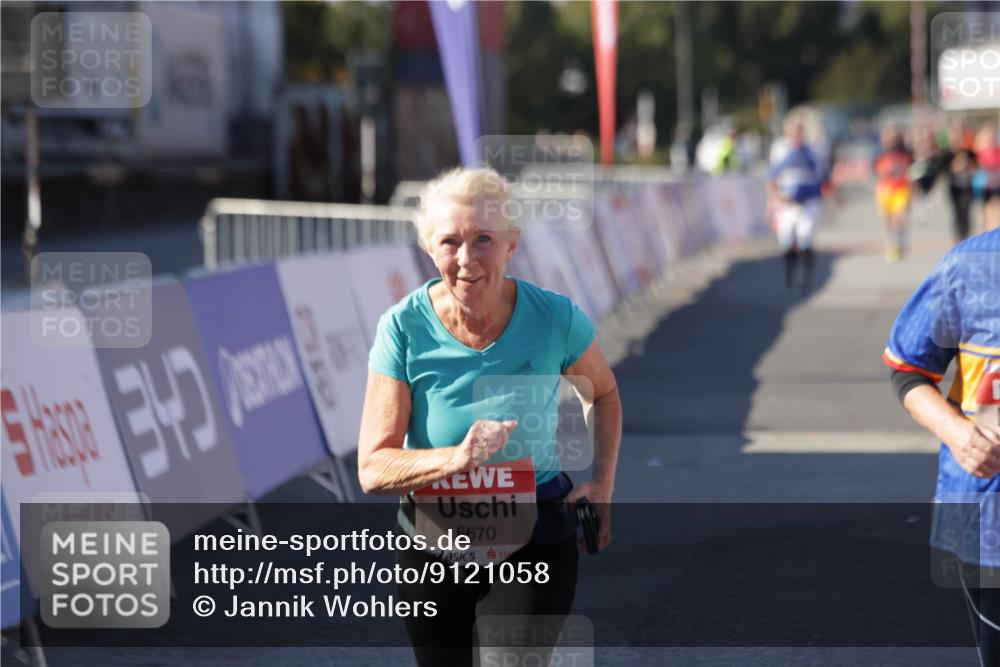 03.10.2025 - Köhlbrandbrückenlauf Jannik Wohlers http://msf.ph/oto/9121058 03.10.2025 13:36:07 Ziel 4972, 5158, 6670 meine-sportfotos.de