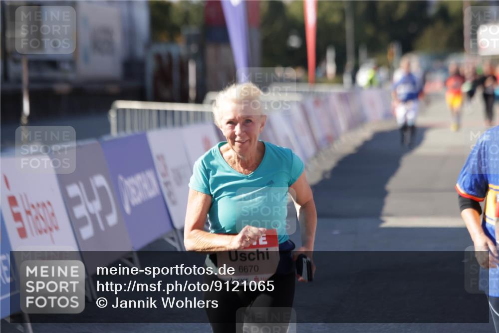 03.10.2025 - Köhlbrandbrückenlauf Jannik Wohlers http://msf.ph/oto/9121065 03.10.2025 13:36:07 Ziel 4972, 5158, 6670 meine-sportfotos.de