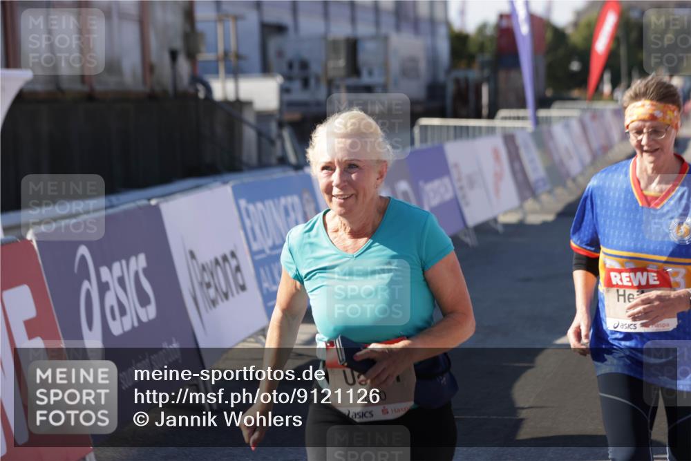 03.10.2025 - Köhlbrandbrückenlauf Jannik Wohlers http://msf.ph/oto/9121126 03.10.2025 13:36:09 Ziel 4972, 5158, 6670 meine-sportfotos.de