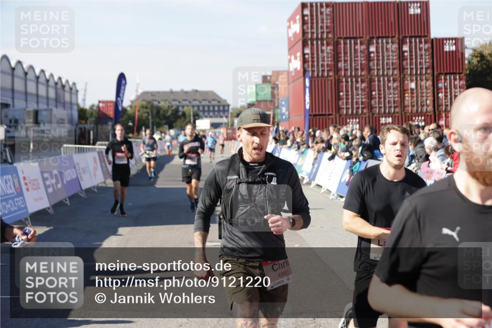 03.10.2025 - Köhlbrandbrückenlauf Jannik Wohlers http://msf.ph/oto/9121220 03.10.2025 13:04:29 Ziel 4055, 4117, 4198, 4297, 4494, 4665, 4836, 4995, 6018, 6092, 6250, 6251, 6723, 6724 meine-sportfotos.de
