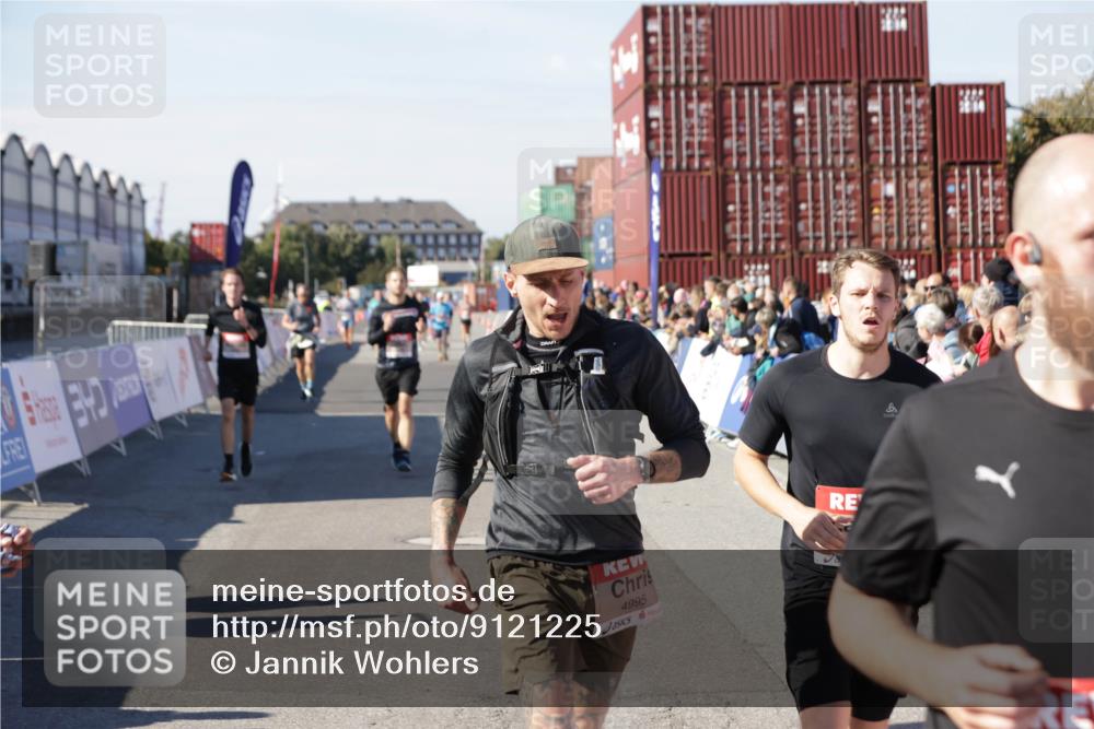 03.10.2025 - Köhlbrandbrückenlauf Jannik Wohlers http://msf.ph/oto/9121225 03.10.2025 13:04:29 Ziel 4055, 4117, 4198, 4297, 4494, 4665, 4836, 4995, 6018, 6092, 6250, 6251, 6723, 6724 meine-sportfotos.de