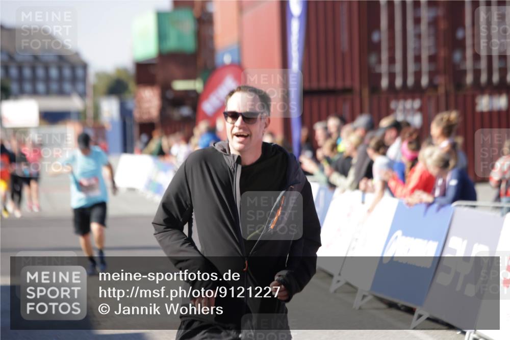 03.10.2025 - Köhlbrandbrückenlauf Jannik Wohlers http://msf.ph/oto/9121227 03.10.2025 13:36:14 Ziel 5045, 5158, 5219, 6670 meine-sportfotos.de