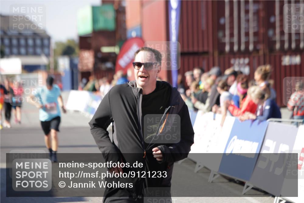 03.10.2025 - Köhlbrandbrückenlauf Jannik Wohlers http://msf.ph/oto/9121233 03.10.2025 13:36:14 Ziel 5045, 5158, 5219, 6670 meine-sportfotos.de