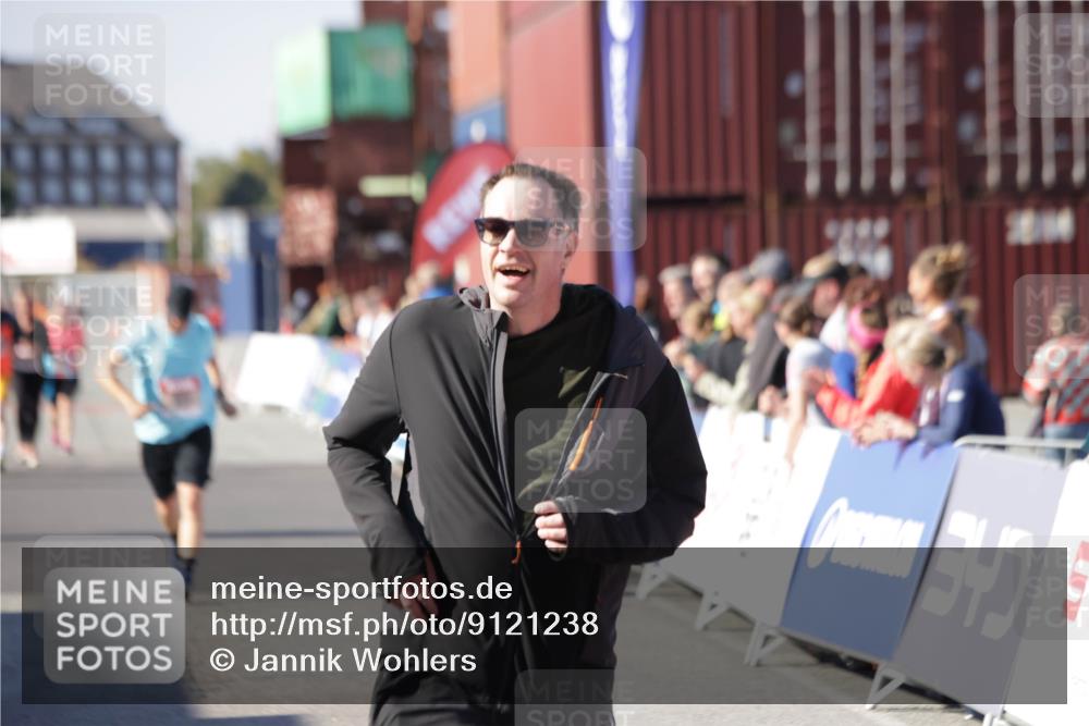 03.10.2025 - Köhlbrandbrückenlauf Jannik Wohlers http://msf.ph/oto/9121238 03.10.2025 13:36:14 Ziel 5045, 5158, 5219, 6670 meine-sportfotos.de