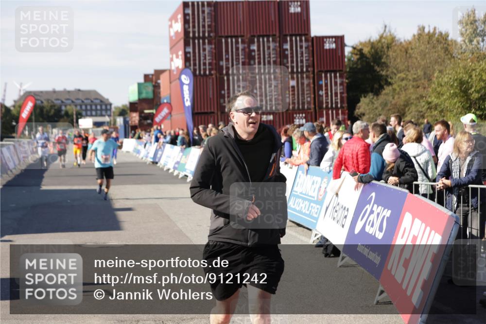 03.10.2025 - Köhlbrandbrückenlauf Jannik Wohlers http://msf.ph/oto/9121242 03.10.2025 13:36:16 Ziel 5045, 5158, 5219, 6670 meine-sportfotos.de
