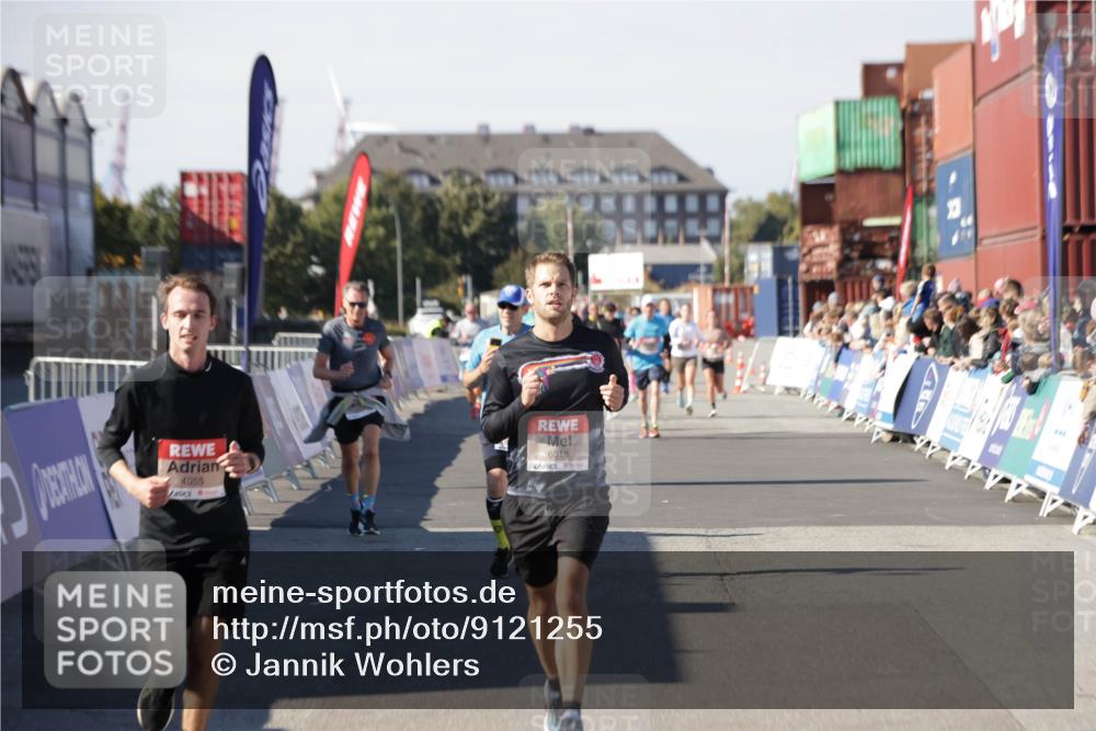 03.10.2025 - Köhlbrandbrückenlauf Jannik Wohlers http://msf.ph/oto/9121255 03.10.2025 13:04:30 Ziel 4055, 4117, 4198, 4297, 4494, 4665, 4713, 4836, 4995, 6018, 6092, 6250, 6251, 6723 meine-sportfotos.de