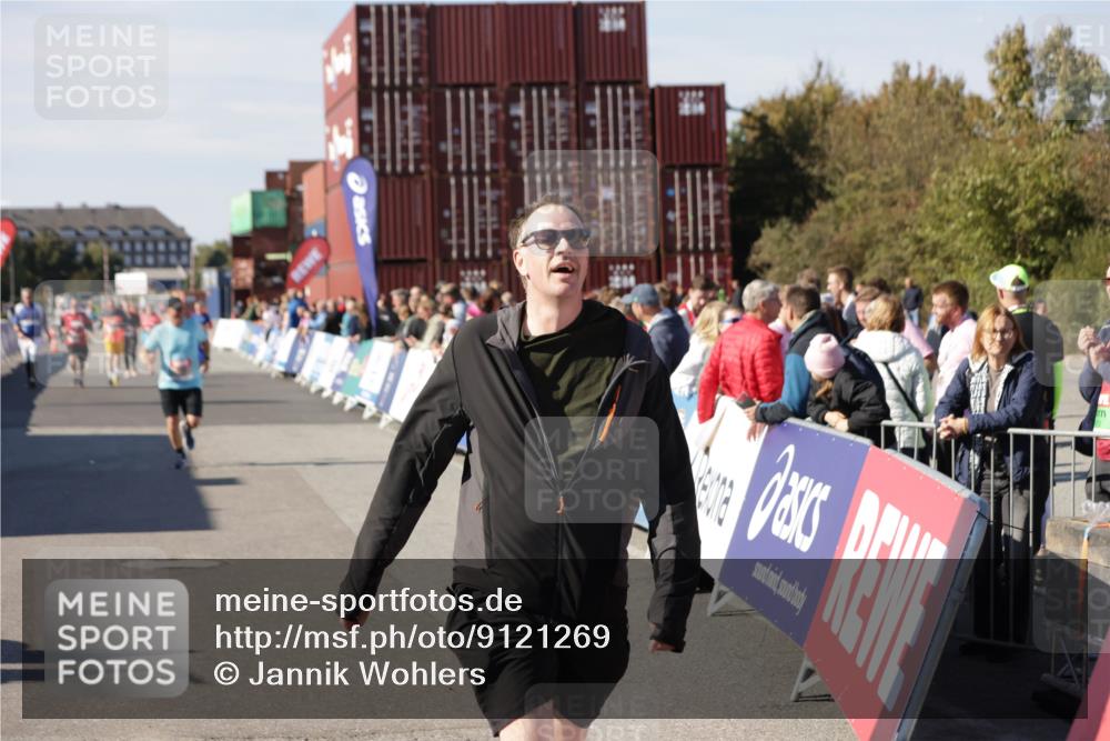 03.10.2025 - Köhlbrandbrückenlauf Jannik Wohlers http://msf.ph/oto/9121269 03.10.2025 13:36:16 Ziel 5045, 5158, 5219, 6670 meine-sportfotos.de