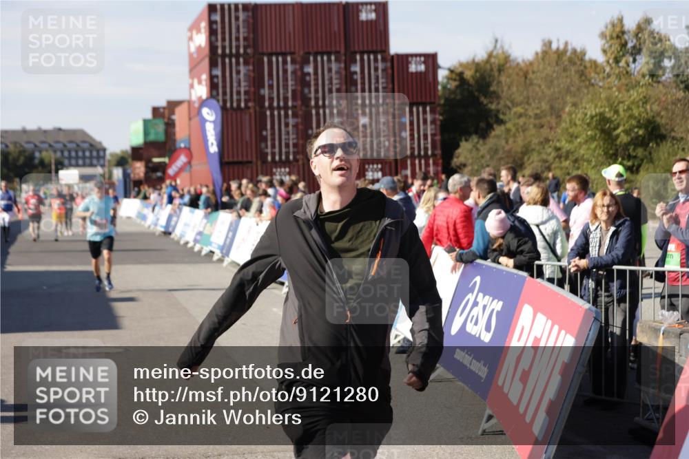 03.10.2025 - Köhlbrandbrückenlauf Jannik Wohlers http://msf.ph/oto/9121280 03.10.2025 13:36:16 Ziel 5045, 5158, 5219, 6670 meine-sportfotos.de