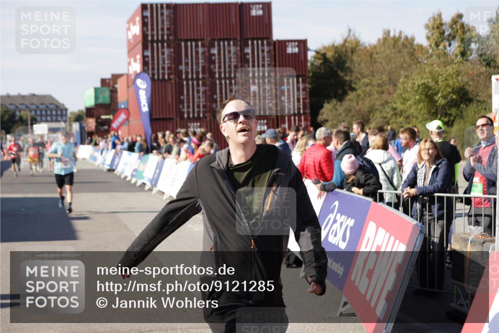 03.10.2025 - Köhlbrandbrückenlauf Jannik Wohlers http://msf.ph/oto/9121285 03.10.2025 13:36:16 Ziel 5045, 5158, 5219, 6670 meine-sportfotos.de