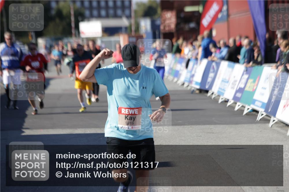03.10.2025 - Köhlbrandbrückenlauf Jannik Wohlers http://msf.ph/oto/9121317 03.10.2025 13:36:18 Ziel 5045, 5158, 5219 meine-sportfotos.de