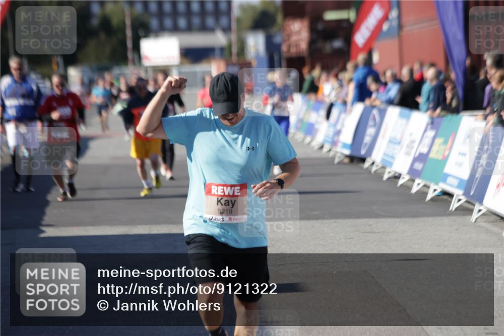 03.10.2025 - Köhlbrandbrückenlauf Jannik Wohlers http://msf.ph/oto/9121322 03.10.2025 13:36:18 Ziel 5045, 5158, 5219 meine-sportfotos.de