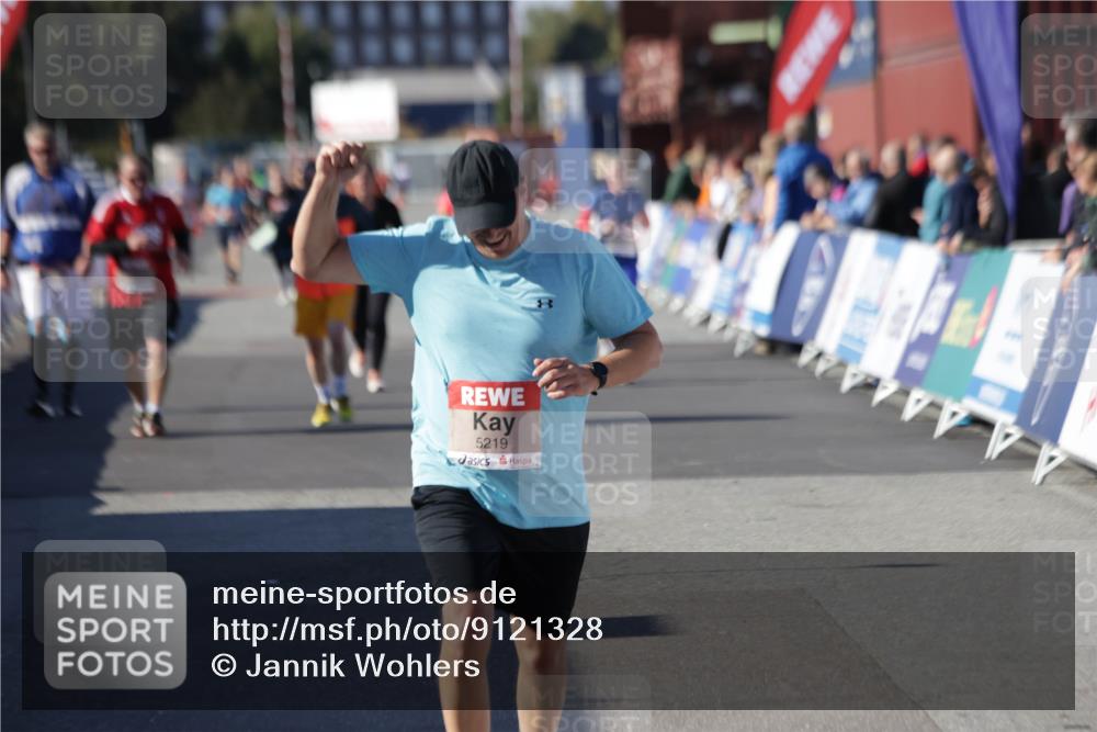 03.10.2025 - Köhlbrandbrückenlauf Jannik Wohlers http://msf.ph/oto/9121328 03.10.2025 13:36:18 Ziel 5045, 5158, 5219 meine-sportfotos.de
