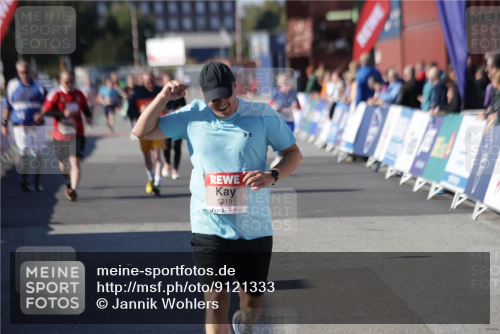 03.10.2025 - Köhlbrandbrückenlauf Jannik Wohlers http://msf.ph/oto/9121333 03.10.2025 13:36:18 Ziel 5045, 5158, 5219 meine-sportfotos.de