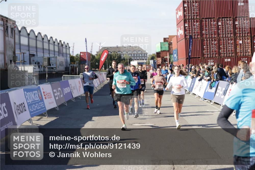 03.10.2025 - Köhlbrandbrückenlauf Jannik Wohlers http://msf.ph/oto/9121439 03.10.2025 13:04:41 Ziel 4022, 4055, 4236, 4246, 4247, 4303, 4713, 4724, 4831, 5948, 5968, 6018, 6092, 6470 meine-sportfotos.de