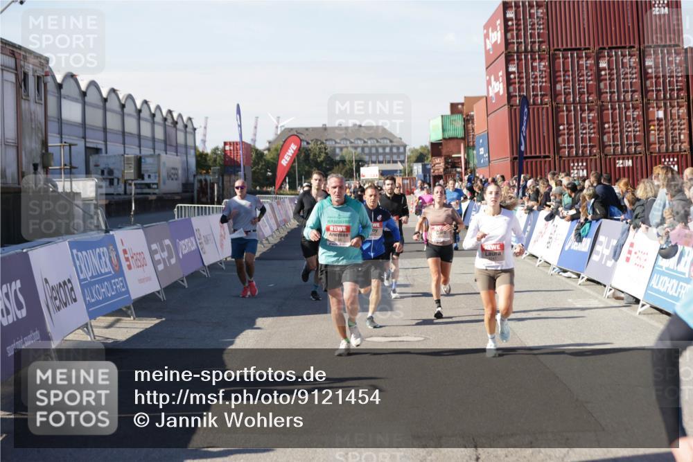 03.10.2025 - Köhlbrandbrückenlauf Jannik Wohlers http://msf.ph/oto/9121454 03.10.2025 13:04:41 Ziel 4022, 4055, 4236, 4246, 4247, 4303, 4713, 4724, 4831, 5948, 5968, 6018, 6092, 6470 meine-sportfotos.de