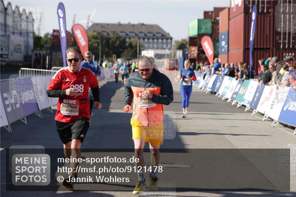 03.10.2025 - Köhlbrandbrückenlauf Jannik Wohlers http://msf.ph/oto/9121478 03.10.2025 13:36:27 Ziel 4735, 5219, 6003, 6004 meine-sportfotos.de