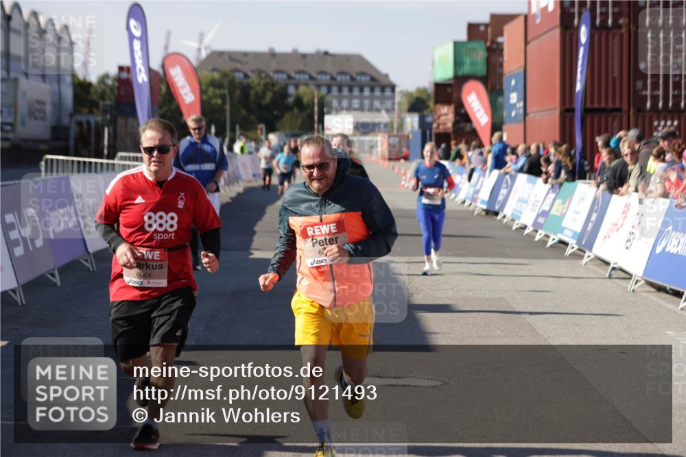 03.10.2025 - Köhlbrandbrückenlauf Jannik Wohlers http://msf.ph/oto/9121493 03.10.2025 13:36:27 Ziel 4735, 5219, 6003, 6004 meine-sportfotos.de