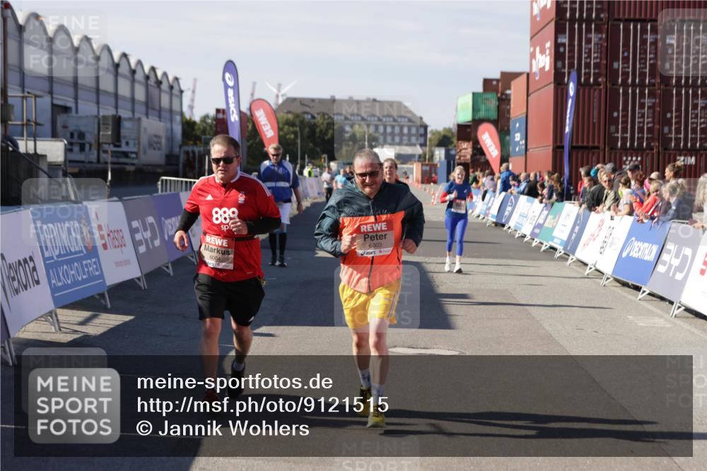 03.10.2025 - Köhlbrandbrückenlauf Jannik Wohlers http://msf.ph/oto/9121515 03.10.2025 13:36:27 Ziel 4735, 5219, 6003, 6004 meine-sportfotos.de