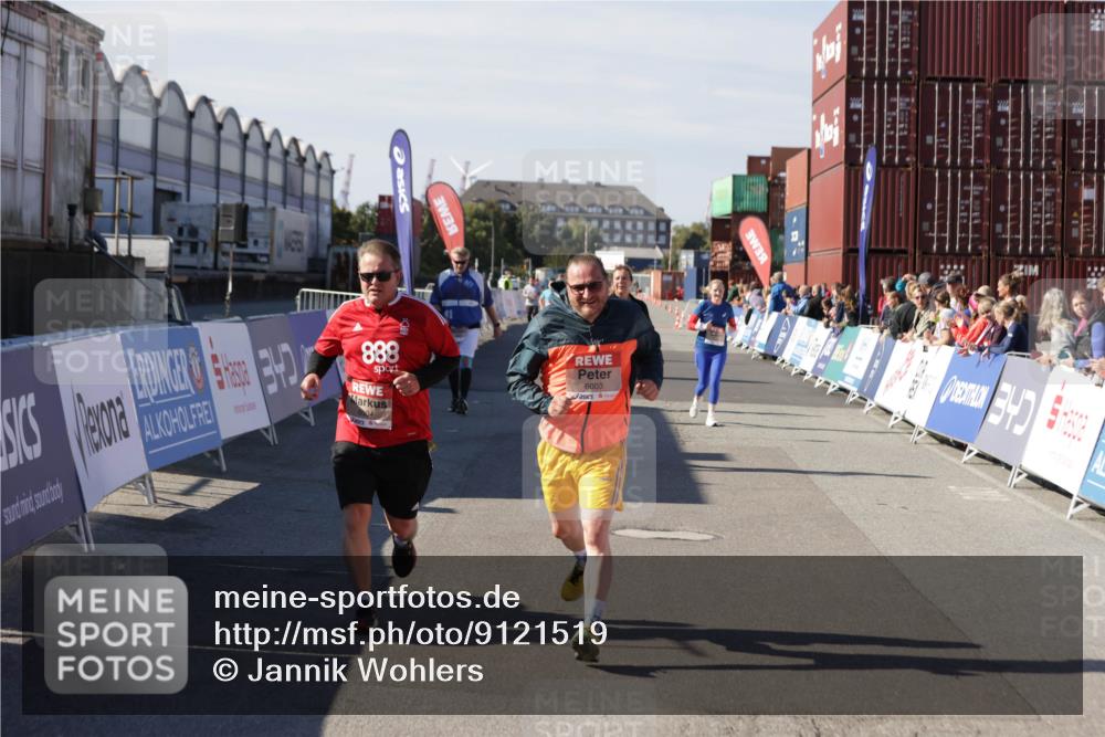 03.10.2025 - Köhlbrandbrückenlauf Jannik Wohlers http://msf.ph/oto/9121519 03.10.2025 13:36:27 Ziel 4735, 5219, 6003, 6004 meine-sportfotos.de