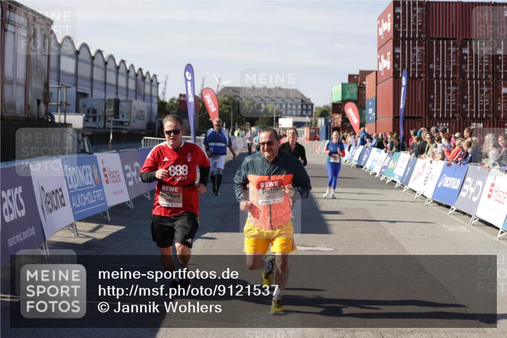03.10.2025 - Köhlbrandbrückenlauf Jannik Wohlers http://msf.ph/oto/9121537 03.10.2025 13:36:27 Ziel 4735, 5219, 6003, 6004 meine-sportfotos.de