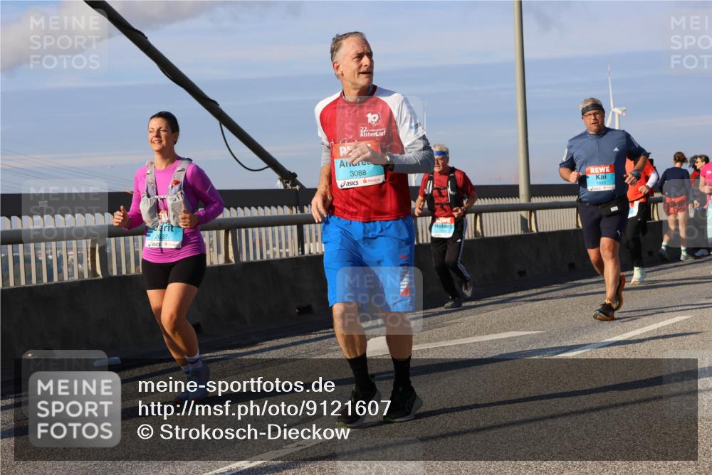 03.10.2025 - Köhlbrandbrückenlauf Strokosch-Dieckow http://msf.ph/oto/9121607 03.10.2025 09:57:19 Position 2 2687, 3088, 1993 meine-sportfotos.de