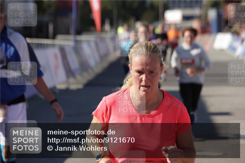 03.10.2025 - Köhlbrandbrückenlauf Jannik Wohlers http://msf.ph/oto/9121670 03.10.2025 13:36:37 Ziel 4735, 5199, 5278, 5585, 5767, 6003, 6004, 6023, 6825 meine-sportfotos.de