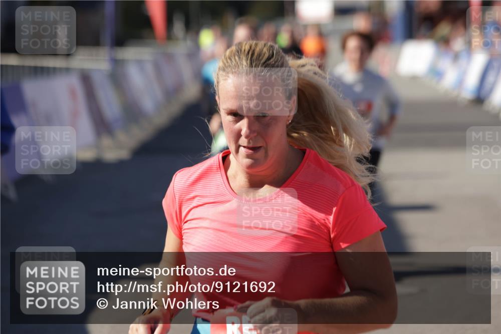 03.10.2025 - Köhlbrandbrückenlauf Jannik Wohlers http://msf.ph/oto/9121692 03.10.2025 13:36:37 Ziel 4735, 5199, 5278, 5585, 5767, 6003, 6004, 6023, 6825 meine-sportfotos.de