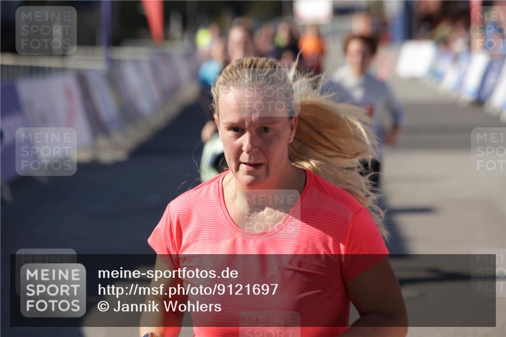 03.10.2025 - Köhlbrandbrückenlauf Jannik Wohlers http://msf.ph/oto/9121697 03.10.2025 13:36:37 Ziel 4735, 5199, 5278, 5585, 5767, 6003, 6004, 6023, 6825 meine-sportfotos.de