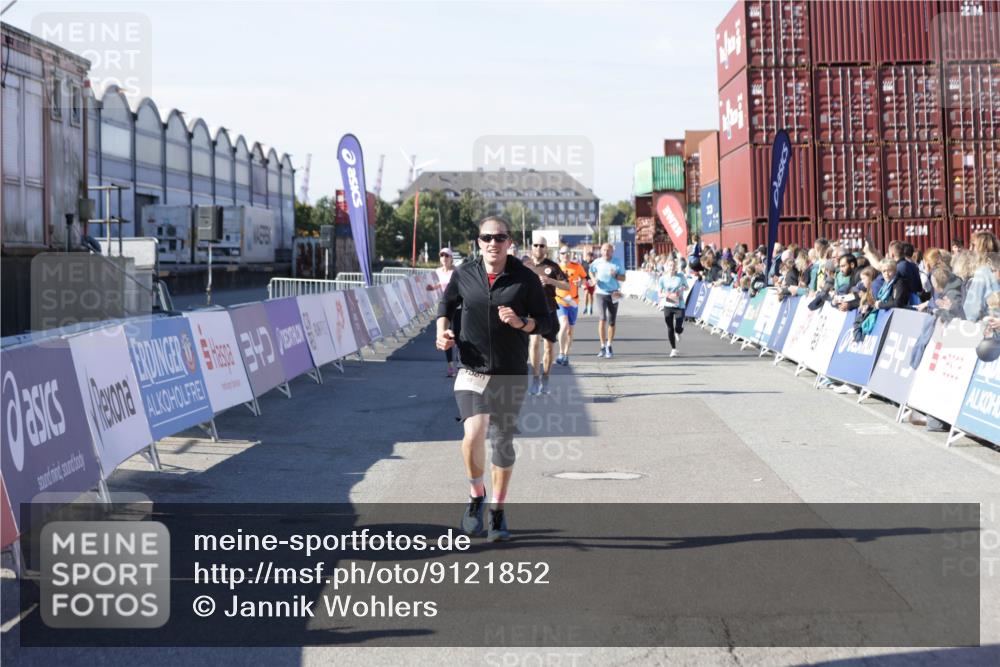 03.10.2025 - Köhlbrandbrückenlauf Jannik Wohlers http://msf.ph/oto/9121852 03.10.2025 13:04:55 Ziel 4061, 4175, 4217, 4240, 4303, 4449, 5670, 5785, 5849, 5952, 5968, 6268, 6561, 6716 meine-sportfotos.de