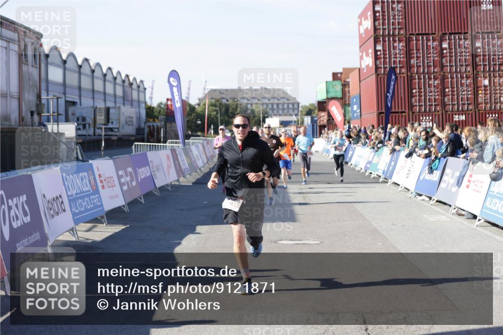03.10.2025 - Köhlbrandbrückenlauf Jannik Wohlers http://msf.ph/oto/9121871 03.10.2025 13:04:55 Ziel 4061, 4175, 4217, 4240, 4303, 4449, 5670, 5785, 5849, 5952, 5968, 6268, 6561, 6716 meine-sportfotos.de
