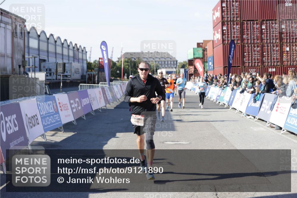 03.10.2025 - Köhlbrandbrückenlauf Jannik Wohlers http://msf.ph/oto/9121890 03.10.2025 13:04:55 Ziel 4061, 4175, 4217, 4240, 4303, 4449, 5670, 5785, 5849, 5952, 5968, 6268, 6561, 6716 meine-sportfotos.de