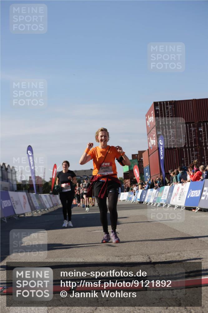 03.10.2025 - Köhlbrandbrückenlauf Jannik Wohlers http://msf.ph/oto/9121892 03.10.2025 13:36:52 Ziel 4974, 5287, 5313, 5767, 5808 meine-sportfotos.de