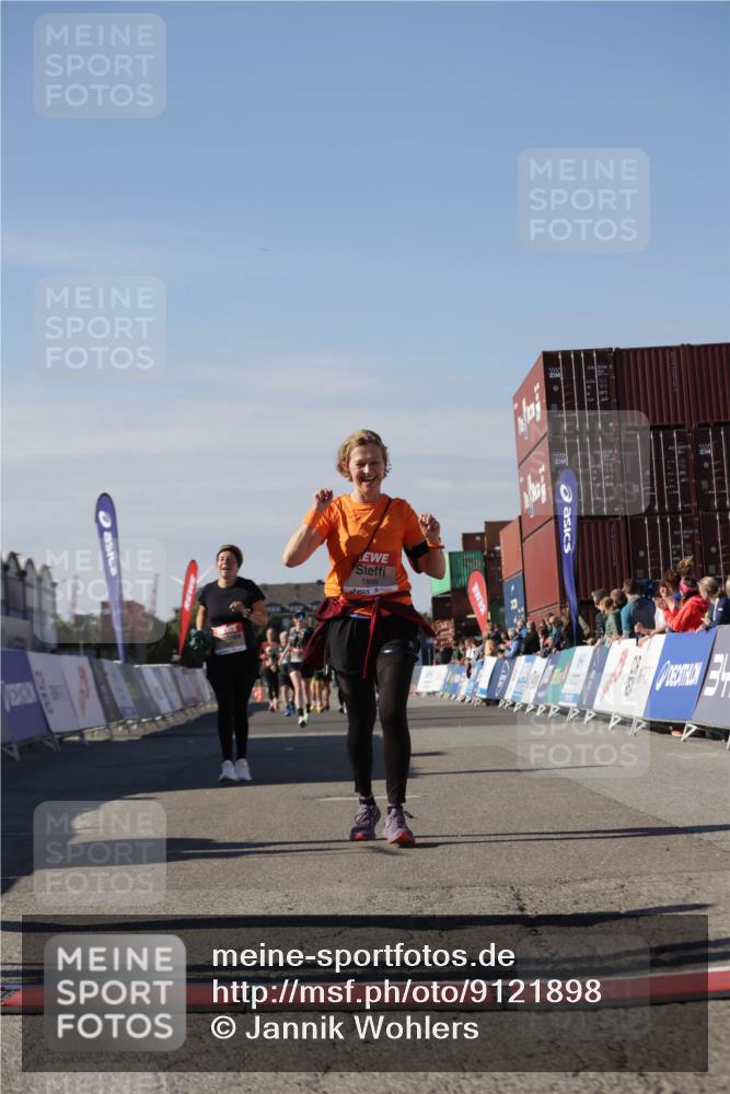03.10.2025 - Köhlbrandbrückenlauf Jannik Wohlers http://msf.ph/oto/9121898 03.10.2025 13:36:52 Ziel 4974, 5287, 5313, 5767, 5808 meine-sportfotos.de