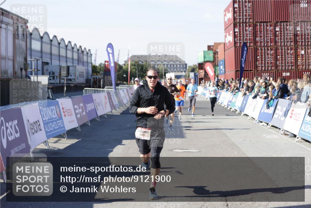 03.10.2025 - Köhlbrandbrückenlauf Jannik Wohlers http://msf.ph/oto/9121900 03.10.2025 13:04:55 Ziel 4061, 4175, 4217, 4240, 4303, 4449, 5670, 5785, 5849, 5952, 5968, 6268, 6561, 6716 meine-sportfotos.de