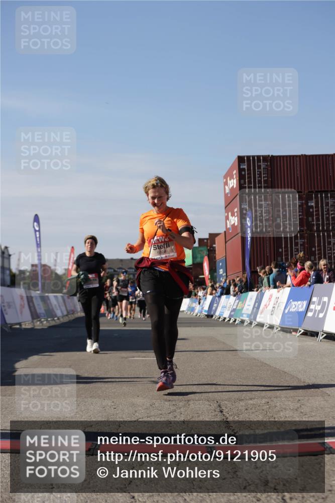 03.10.2025 - Köhlbrandbrückenlauf Jannik Wohlers http://msf.ph/oto/9121905 03.10.2025 13:36:53 Ziel 4974, 5287, 5313, 5808 meine-sportfotos.de
