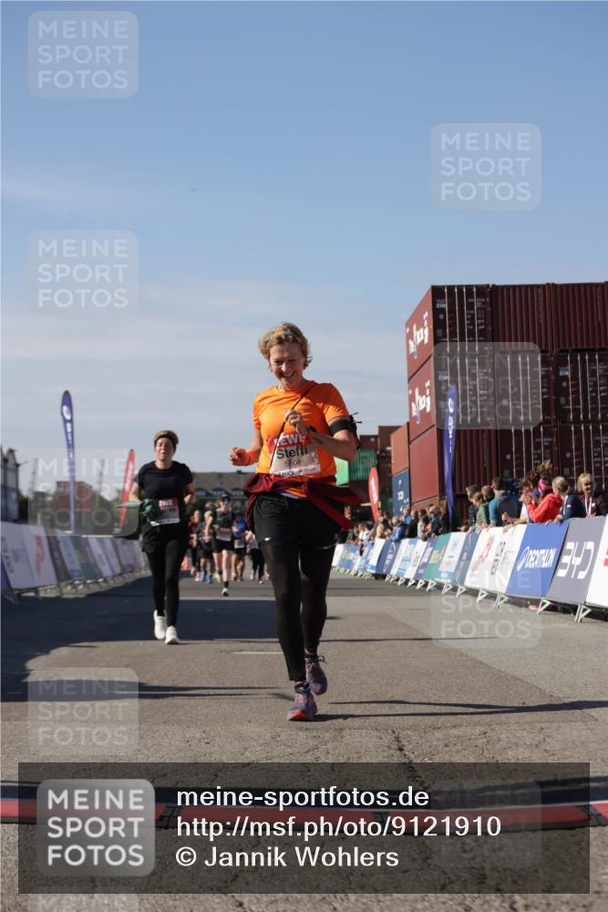 03.10.2025 - Köhlbrandbrückenlauf Jannik Wohlers http://msf.ph/oto/9121910 03.10.2025 13:36:53 Ziel 4974, 5287, 5313, 5808 meine-sportfotos.de