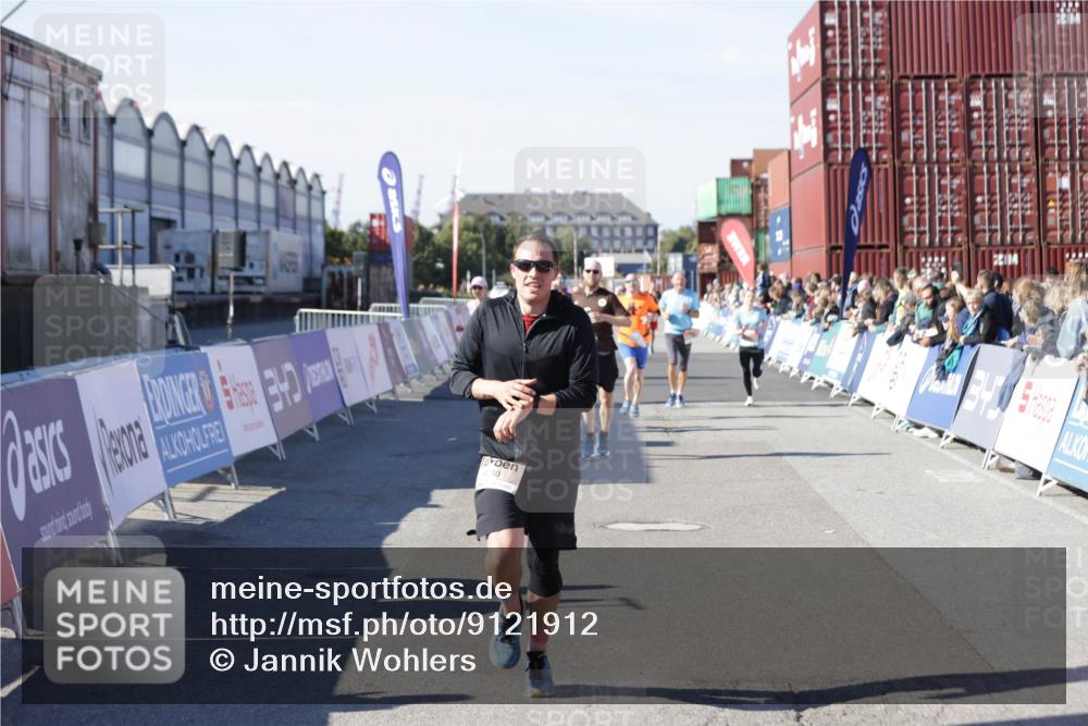 03.10.2025 - Köhlbrandbrückenlauf Jannik Wohlers http://msf.ph/oto/9121912 03.10.2025 13:04:56 Ziel 4061, 4175, 4217, 4240, 4303, 4449, 5670, 5785, 5849, 5951, 5952, 5968, 6268, 6561, 6716 meine-sportfotos.de