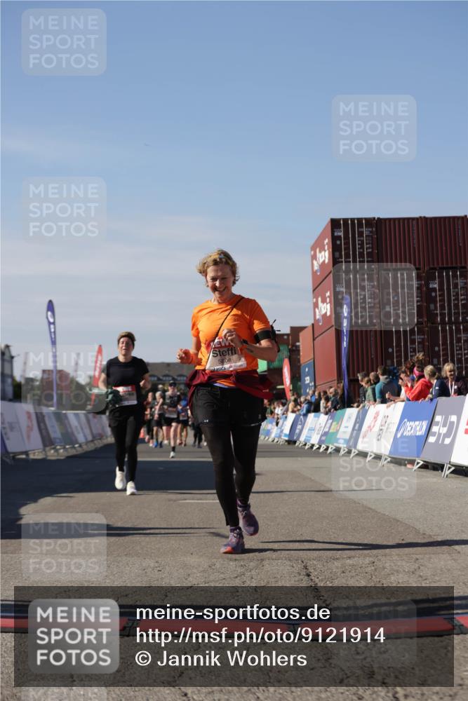03.10.2025 - Köhlbrandbrückenlauf Jannik Wohlers http://msf.ph/oto/9121914 03.10.2025 13:36:53 Ziel 4974, 5287, 5313, 5808 meine-sportfotos.de