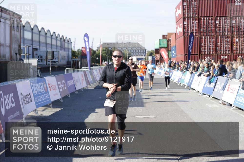 03.10.2025 - Köhlbrandbrückenlauf Jannik Wohlers http://msf.ph/oto/9121917 03.10.2025 13:04:56 Ziel 4061, 4175, 4217, 4240, 4303, 4449, 5670, 5785, 5849, 5951, 5952, 5968, 6268, 6561, 6716 meine-sportfotos.de