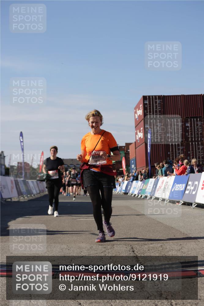 03.10.2025 - Köhlbrandbrückenlauf Jannik Wohlers http://msf.ph/oto/9121919 03.10.2025 13:36:53 Ziel 4974, 5287, 5313, 5808 meine-sportfotos.de