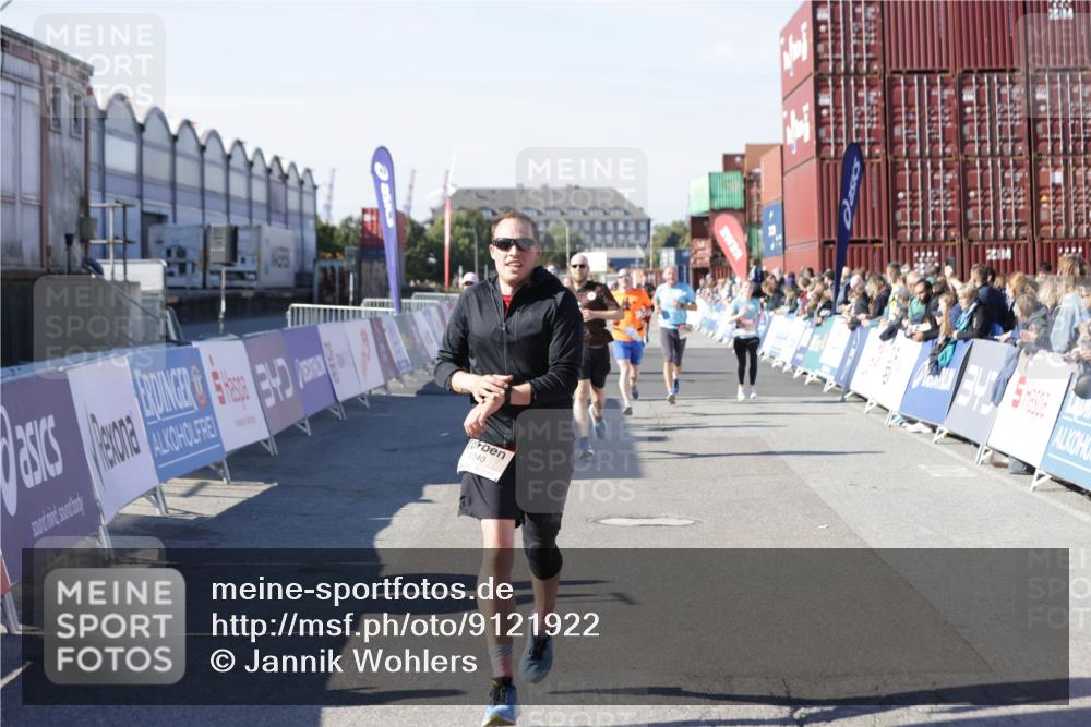 03.10.2025 - Köhlbrandbrückenlauf Jannik Wohlers http://msf.ph/oto/9121922 03.10.2025 13:04:56 Ziel 4061, 4175, 4217, 4240, 4303, 4449, 5670, 5785, 5849, 5951, 5952, 5968, 6268, 6561, 6716 meine-sportfotos.de
