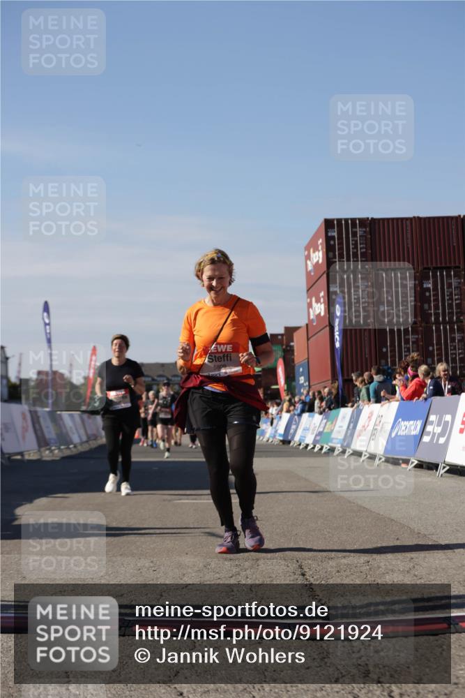 03.10.2025 - Köhlbrandbrückenlauf Jannik Wohlers http://msf.ph/oto/9121924 03.10.2025 13:36:53 Ziel 4974, 5287, 5313, 5808 meine-sportfotos.de