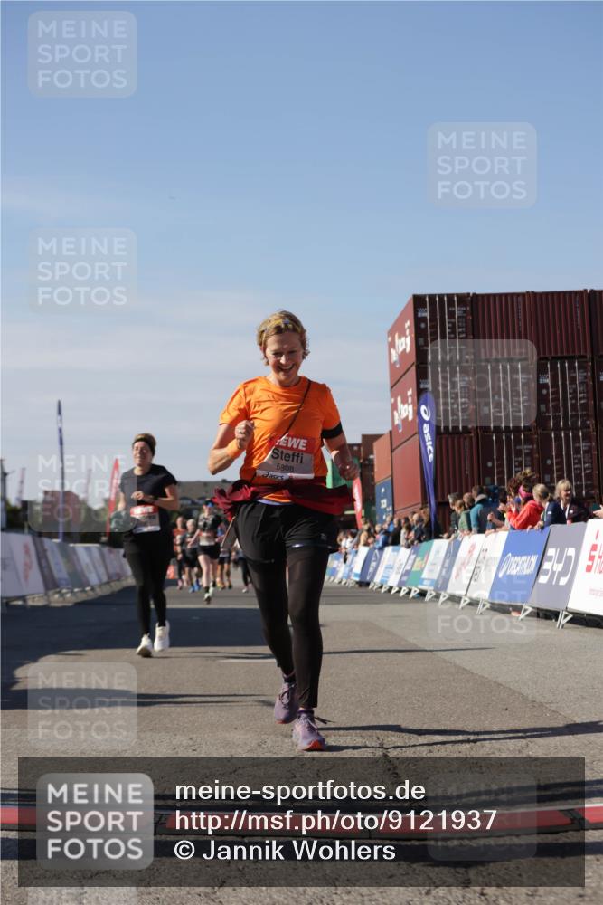 03.10.2025 - Köhlbrandbrückenlauf Jannik Wohlers http://msf.ph/oto/9121937 03.10.2025 13:36:53 Ziel 4974, 5287, 5313, 5808 meine-sportfotos.de