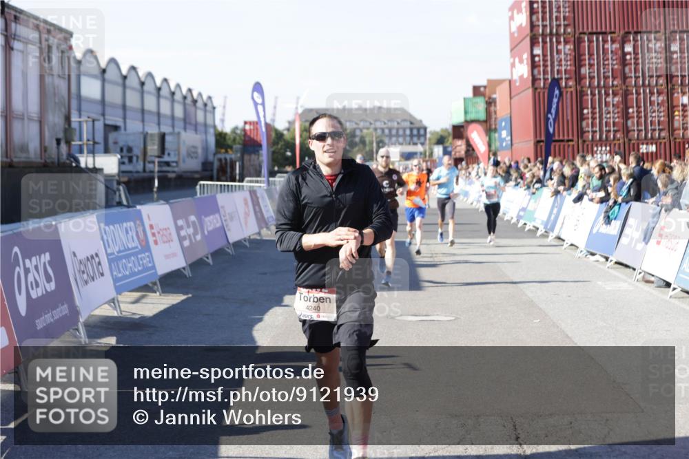 03.10.2025 - Köhlbrandbrückenlauf Jannik Wohlers http://msf.ph/oto/9121939 03.10.2025 13:04:56 Ziel 4061, 4175, 4217, 4240, 4303, 4449, 5670, 5785, 5849, 5951, 5952, 5968, 6268, 6561, 6716 meine-sportfotos.de