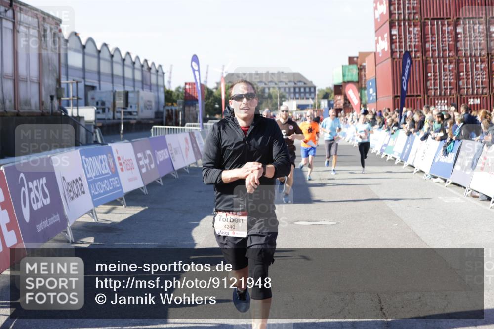 03.10.2025 - Köhlbrandbrückenlauf Jannik Wohlers http://msf.ph/oto/9121948 03.10.2025 13:04:56 Ziel 4061, 4175, 4217, 4240, 4303, 4449, 5670, 5785, 5849, 5951, 5952, 5968, 6268, 6561, 6716 meine-sportfotos.de