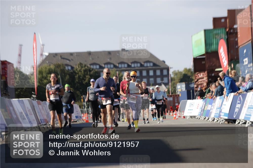 03.10.2025 - Köhlbrandbrückenlauf Jannik Wohlers http://msf.ph/oto/9121957 03.10.2025 13:39:05 Ziel 5584, 6030 meine-sportfotos.de