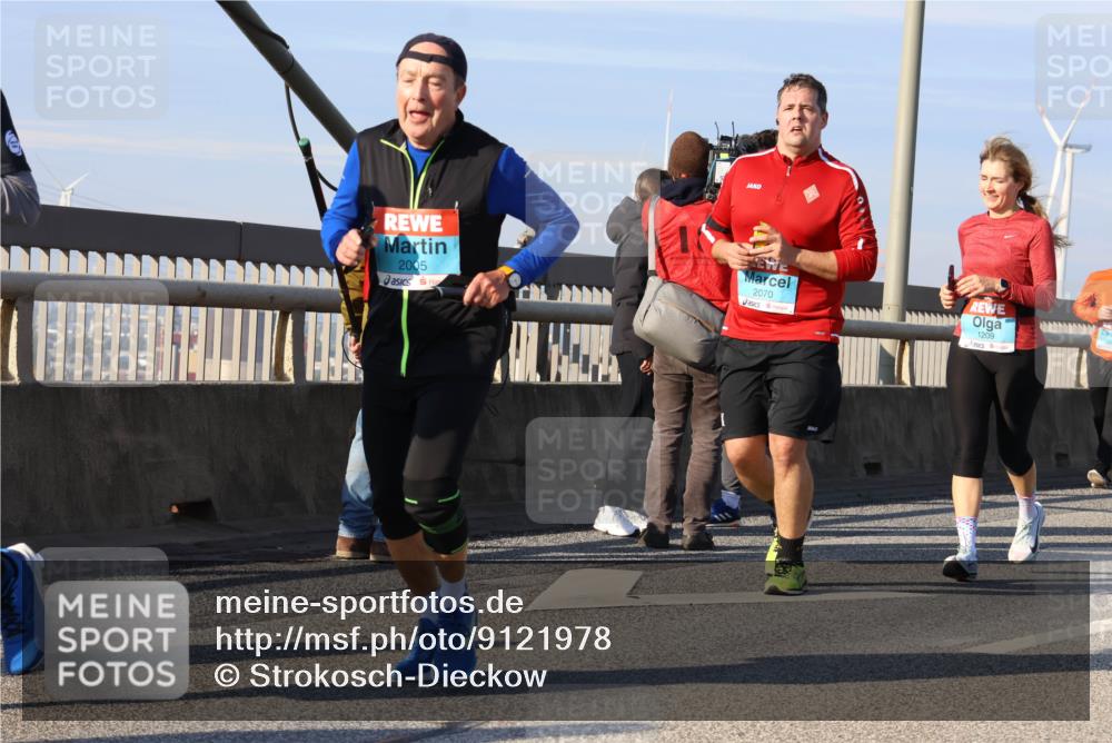 03.10.2025 - Köhlbrandbrückenlauf Strokosch-Dieckow http://msf.ph/oto/9121978 03.10.2025 09:58:18 Position 2 2005, 2070, 1209 meine-sportfotos.de